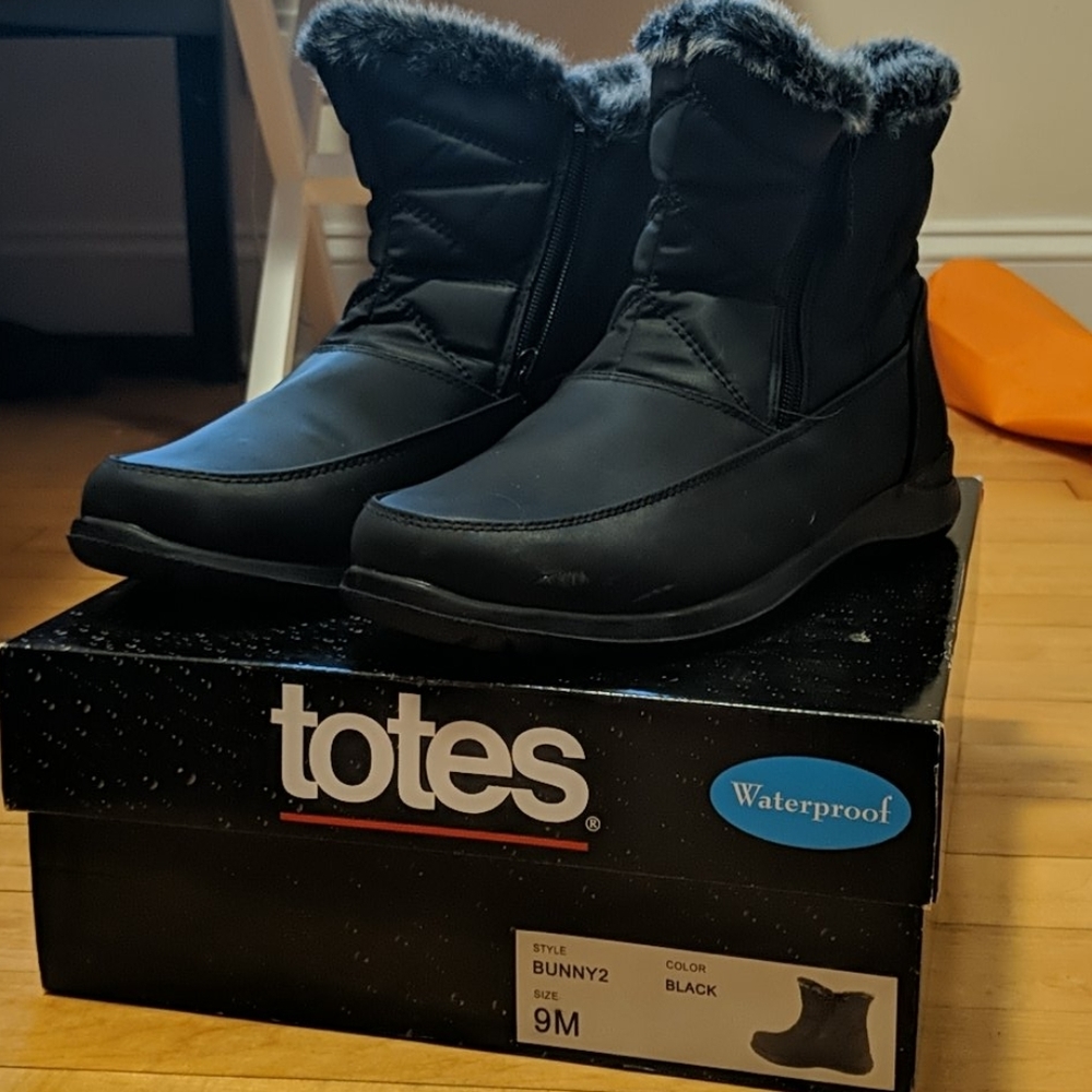 DONATED 💥 Totes rain/winter boots